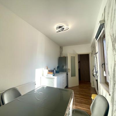 renovirani-dvoetazni-apartman-u-blizini-lijepih-plaza11